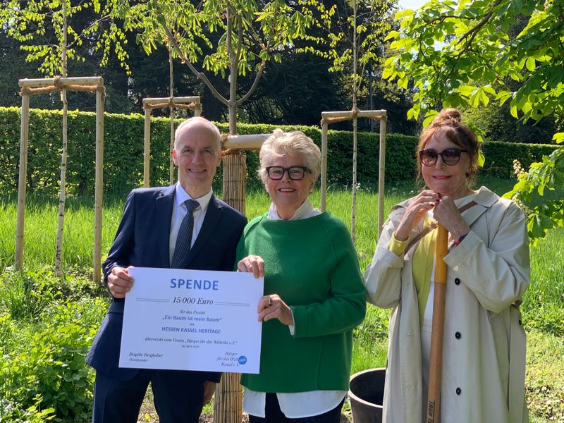 Martin Faass, Brigitte Bergholter, Juliane Sattler-Iffert bei der Spendenübergabe